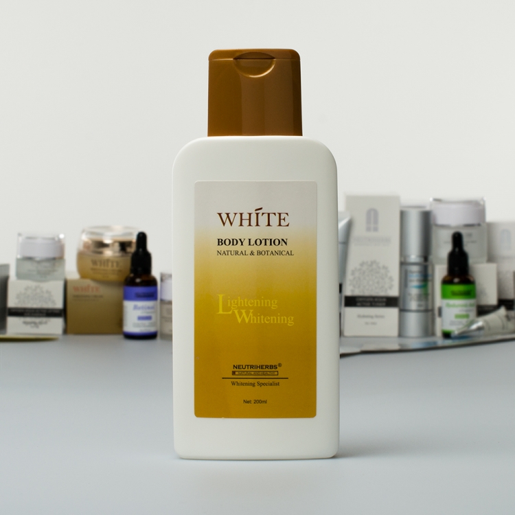 Відбілююче, освітлююче і зволожуюче молочко для тіла Neutriherbs
